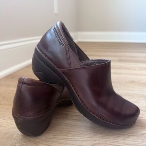 Patagonia Brown Leather Slip-On Clogs Mules Comfortable Size 7.5